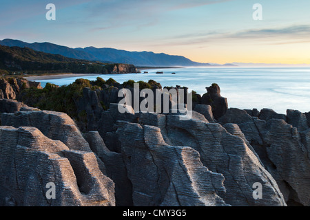 Erodiert Kalksteinformationen bekannt als Pancake Rocks, Dolomit Point, Punakaiki, an der Westküste der Südinsel Neuseelands. Stockfoto