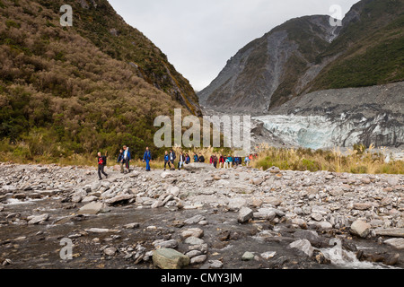 Geführte Partei der Touristen verlassen des Terminals von Fox Glacier, West Coast, New Zealand. Stockfoto