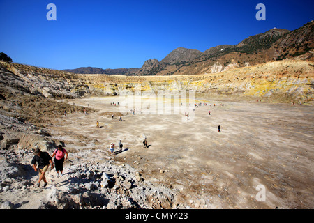 Touristen zu Fuß im Herzen von Stefanos Krater, in den Vulkan der Insel Nisyros, Griechenland. Stockfoto