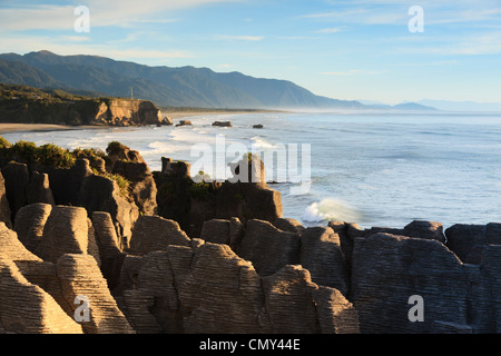 Erodiert Kalksteinformationen bekannt als Pancake Rocks, Dolomit Point, Punakaiki, an der Westküste der Südinsel Neuseelands. Stockfoto