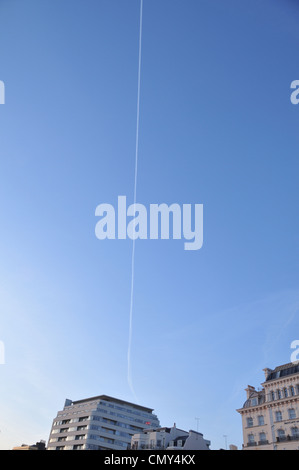 Dampf-Trail über blauen Himmel in einer Stadt, Brighton Stockfoto