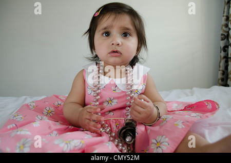 7 Monate altes Baby in einem Kleid. Stockfoto