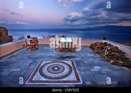 Einen schönen Balkon ("Ardamis Hotel") in der wunderbaren mittelalterlichen "Castletown" von Monemvasia, Lakonia, Peloponnes, Griechenland Stockfoto