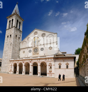 Zwei Priester zu Fuß auf der Piazza der Kathedrale von Maria dell Assunta in Spoleto Italien Stockfoto