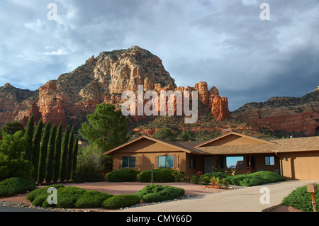 Sedona Arizona Haus mit Bergblick Hoodoos im Hinterhof und abend wolken Stockfoto