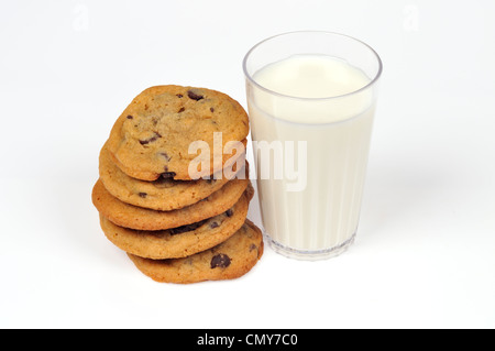 Stapel von Schokoladen-Plätzchen mit einem Glas Milch auf weißem Hintergrund ausschneiden Stockfoto