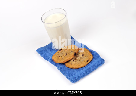 Chocolate Chip Kulis und ein Glas Milch auf blaues Handtuch auf weißem Hintergrund USA Stockfoto
