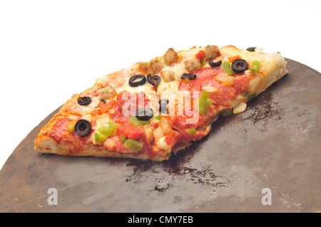 Heiße Pizza mit Käse, Salami, Wurst, rote und grüne Paprika, Zwiebeln und schwarzen Oliven auf Backen Stein 2 Scheiben Stockfoto
