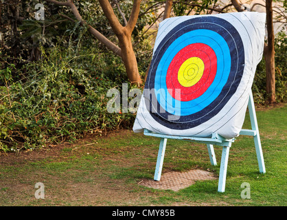 Einsame Bogenschießen Bullseye auf einer Staffelei mit Pin-Löcher von Pfeilen, das Ziel zu treffen Stockfoto