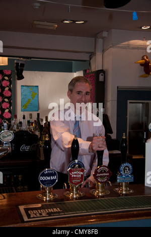 Greg Mullholland MP, ziehen einen Pint Bier Stockfoto