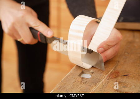 Deutschland, Oberbayern, Schäftlarn, Geigenbauer machen Violine, Nahaufnahme Stockfoto