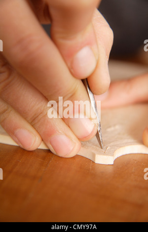 Deutschland, Oberbayern, Schäftlarn, Geigenbauer machen Violine, Nahaufnahme Stockfoto
