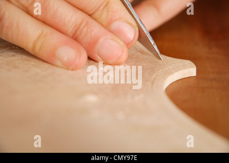 Deutschland, Oberbayern, Schäftlarn, Geigenbauer machen Violine, Nahaufnahme Stockfoto