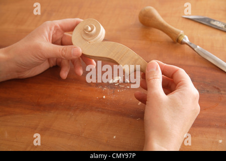 Deutschland, Oberbayern, Schäftlarn, Geigenbauer machen Violine, Nahaufnahme Stockfoto