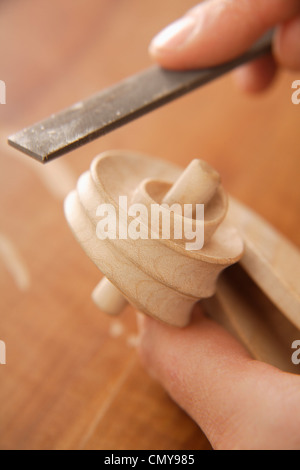 Deutschland, Oberbayern, Schäftlarn, Geigenbauer machen Violine, Nahaufnahme Stockfoto