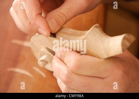 Deutschland, Oberbayern, Schäftlarn, Geigenbauer machen Violine, Nahaufnahme Stockfoto