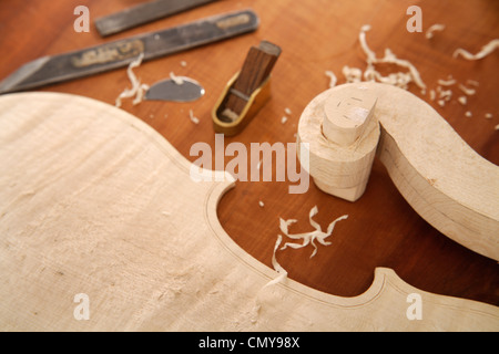 Deutschland, Oberbayern, Schäftlarn, Violine mit Werkzeugen auf Werkbank, Nahaufnahme Stockfoto