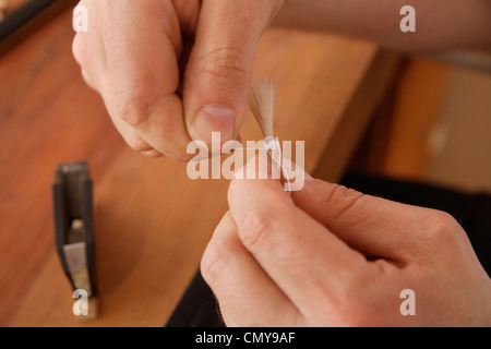 Deutschland, Oberbayern, Schäftlarn, Geigenbauer machen Violine, Nahaufnahme Stockfoto