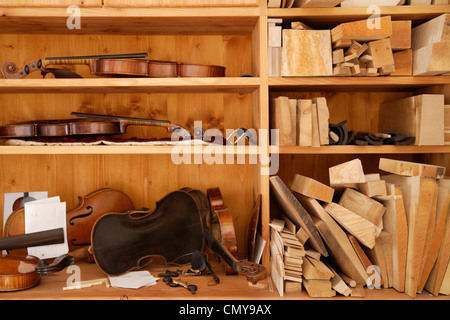 Deutschland, Oberbayern, Schäftlarn, Violine Werkzeug im Studio zu trainieren Stockfoto