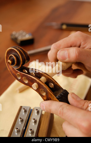 Deutschland, Oberbayern, Schäftlarn, Geigenbauer machen Violine, Nahaufnahme Stockfoto