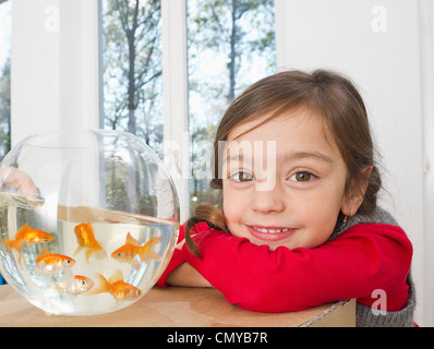 Deutschland, Bayern, Grobenzell, Mädchen mit Goldfischglas, Lächeln, Porträt Stockfoto