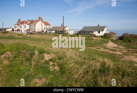 Rasche Küstenerosion Happisburgh Norfolk England - die meisten dieser Gebäude wurden abgerissen, im April 2012 Stockfoto