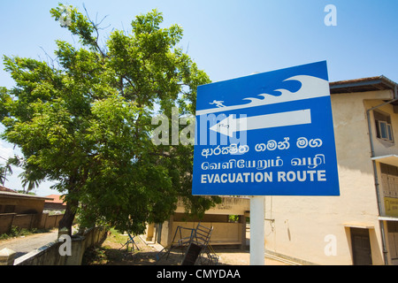 Evakuierung Route Zeichen in dieses Dorf am Meer in einem Gebiet schwer getroffen durch den Tsunami im Jahr 2004; Arugam Bay, östliche Provinz, Sri Lanka Stockfoto