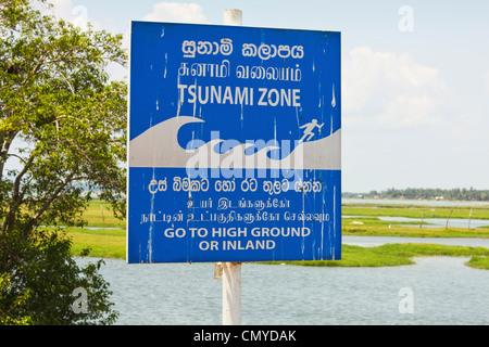 Evakuierung Route Zeichen an tiefliegenden Arugam Lagune, ein Gebiet schwer getroffen durch den Tsunami im Jahr 2004; Arugam Bay, östliche Provinz, Sri Lanka Stockfoto