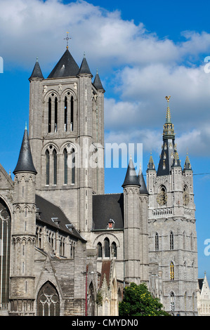 Belgien, Flandern, Gent, St.-Nikolaus-Kirche, St. Niklaaskerk Hintergrund Belfort Tower Stockfoto