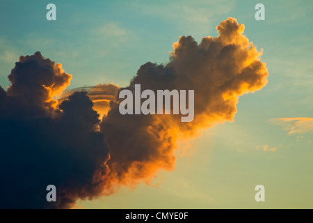 Sonnenuntergang beleuchtet Kumuluswolke über die Südküste Surfstrand von Mirissa, in der Nähe von Matara, südlichen Provinz, Sri Lanka Stockfoto