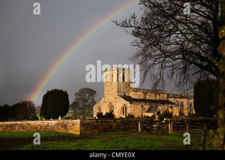 Regenbogen über St. Maria die Jungfrau Kirche an Leake neben A19 Road, North Yorkshire Stockfoto