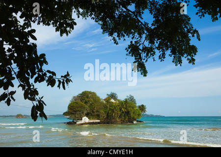 Taprobane, ein Schriftsteller oder Künstlers Retreat-Insel (verwendet von Paul Bowles) in dieser Bucht Südküste; Weligama, in der Nähe von Matara, Sri Lanka Stockfoto