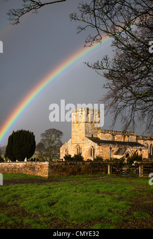 Regenbogen über St. Maria die Jungfrau Kirche an Leake neben A19 Road, North Yorkshire Stockfoto