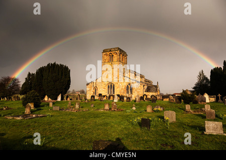 Regenbogen über St. Maria die Jungfrau Kirche an Leake neben A19 Road, North Yorkshire Stockfoto