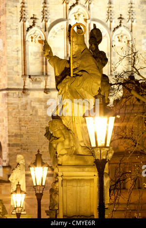 Prag - religiöse Kunst auf Charles Bridge, Laternen und Turm. Stockfoto