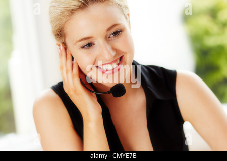 Mädchen im Call-Center Stockfoto