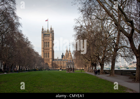 Houses of Parliament, Victoria Tower über das House Of Lords aus Victoria Gardens, Westminster, London, England. März 2012 Stockfoto