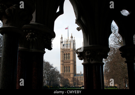 Houses of Parliament, Victoria Tower über das House Of Lords aus Victoria Gardens, Westminster, London, England. März 2012 Stockfoto