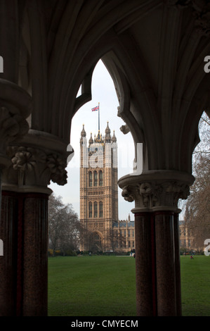 Houses of Parliament, Victoria Tower über das House Of Lords aus Victoria Gardens, Westminster, London, England. März 2012 Stockfoto