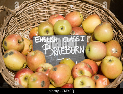 Wicker Korb Englisch Klasse 1 Braeburn Äpfel Stockfoto