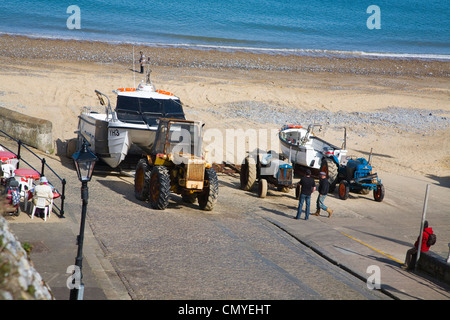 Traktoren und Angelboote/Fischerboote auf Steg, Cromer, North Norfolk, England Stockfoto
