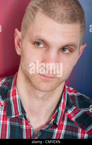 Lässige Kopfschuss Porträt des kaukasischen Jüngling. Stockfoto