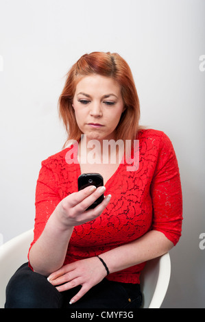 Junge Frau mit dem Handy telefonieren. Stockfoto