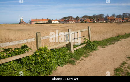 Blick über Röhrichten Cley neben das Meer, Küste North Norfolk, England Stockfoto