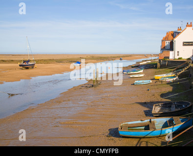 Boote bei Ebbe Brunnen als nächstes das Meer, Norfolk, England Stockfoto