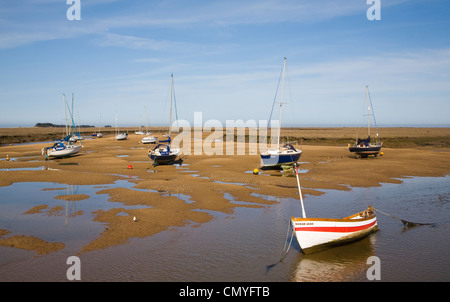 Boote bei Ebbe Brunnen als nächstes das Meer, Norfolk, England Stockfoto