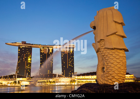 Singapur, Merlion Statue und Marina Bay Sands Hotel und Casino Stockfoto