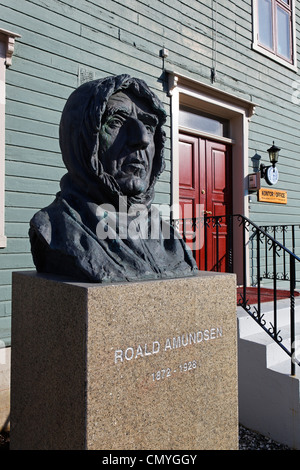 Norwegen, Grafschaft Troms, Tromso, Statue des Entdeckers Roald Amundsen (1872-1928) vor den Büros der polaren Stockfoto