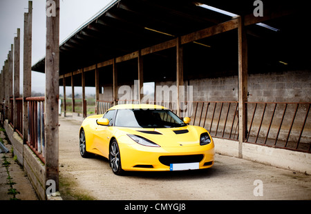 Gelbe Lotus Evora Sportwagen auf einer Farm in England, UK. Schnell zwei Sitzer Supersportwagen erfolgt in Norfolk. Stockfoto