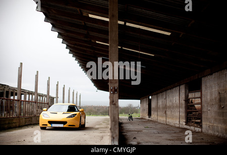 Gelbe Lotus Evora Sportwagen auf einer Farm in England, UK. Schnell zwei Sitzer Supersportwagen erfolgt in Norfolk. Stockfoto